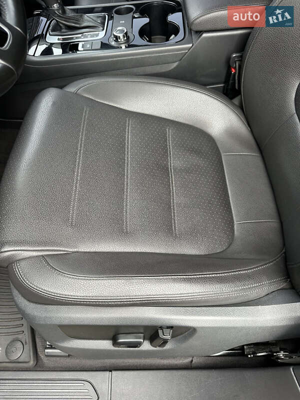 Внедорожник / Кроссовер Volkswagen Touareg 2013 в Киеве