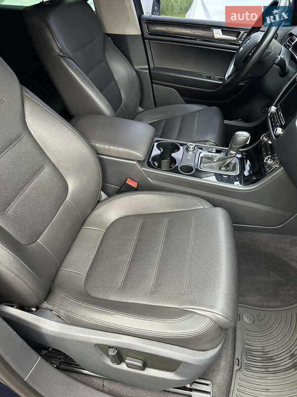 Внедорожник / Кроссовер Volkswagen Touareg 2013 в Киеве