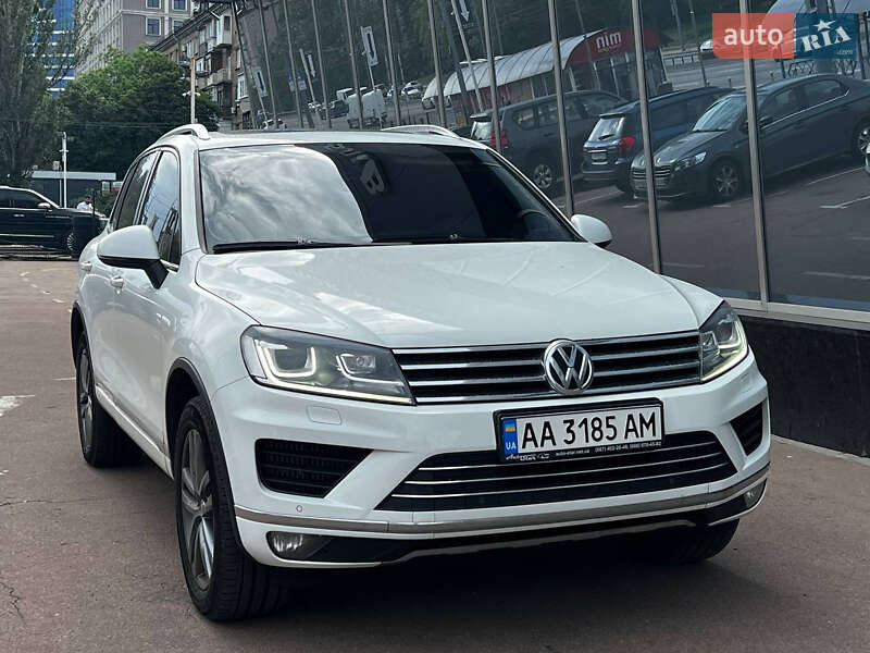 Внедорожник / Кроссовер Volkswagen Touareg 2015 в 