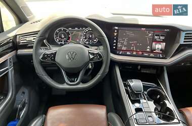 Внедорожник / Кроссовер Volkswagen Touareg 2019 в 
