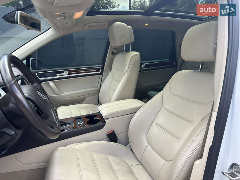Позашляховик / Кросовер Volkswagen Touareg 2012 в Києві