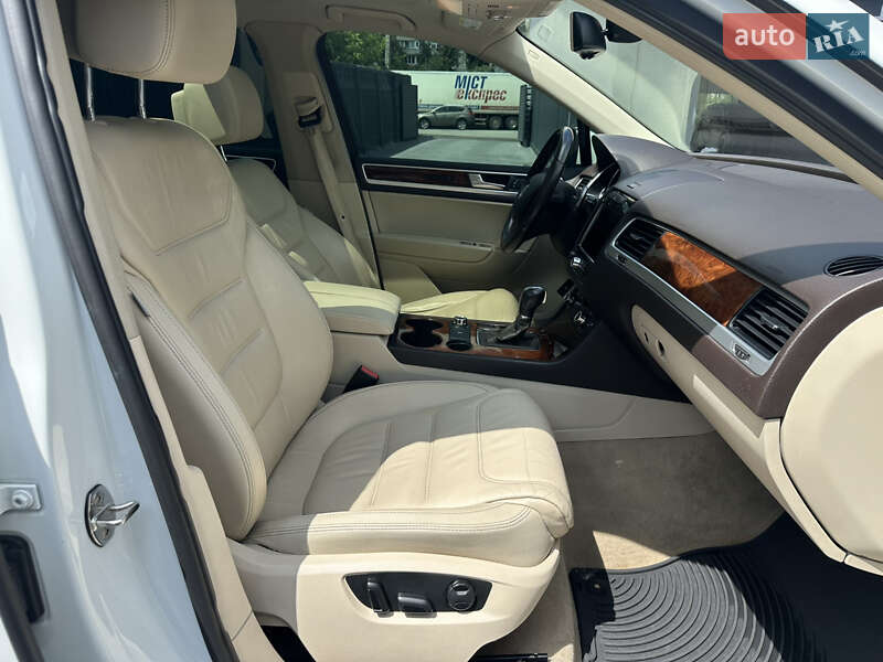 Позашляховик / Кросовер Volkswagen Touareg 2012 в Києві