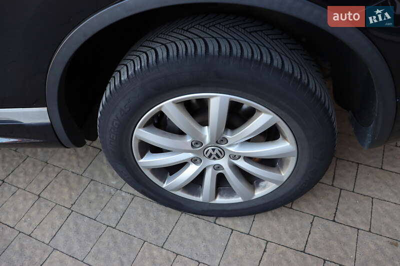 Внедорожник / Кроссовер Volkswagen Touareg 2013 в Львове