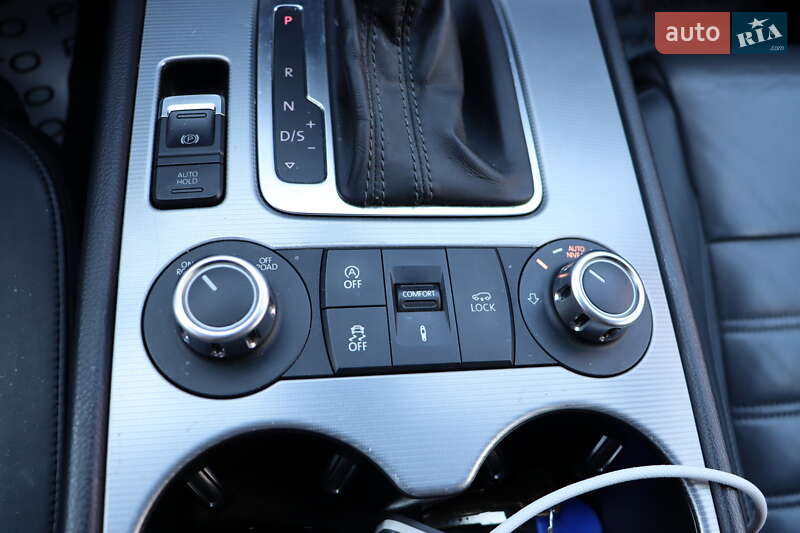 Внедорожник / Кроссовер Volkswagen Touareg 2013 в Львове
