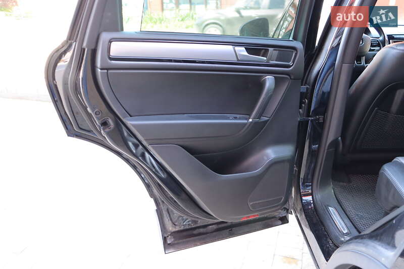Внедорожник / Кроссовер Volkswagen Touareg 2013 в Львове