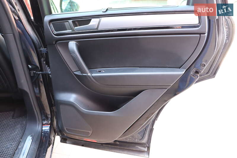 Внедорожник / Кроссовер Volkswagen Touareg 2013 в Львове