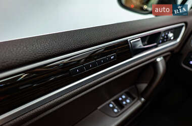 Позашляховик / Кросовер Volkswagen Touareg 2017 в 
