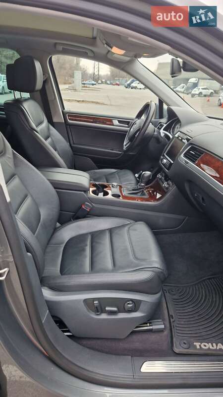 Позашляховик / Кросовер Volkswagen Touareg 2014 в Дніпрі