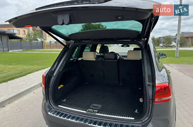 Позашляховик / Кросовер Volkswagen Touareg 2011 в 