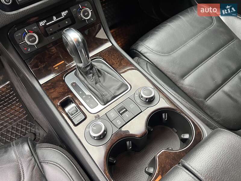 Внедорожник / Кроссовер Volkswagen Touareg 2011 в Радивилове