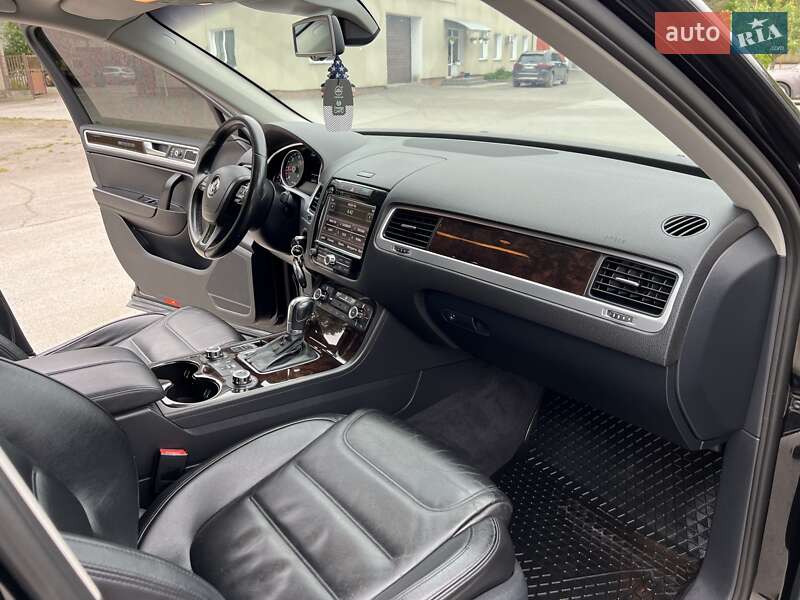 Внедорожник / Кроссовер Volkswagen Touareg 2011 в Радивилове