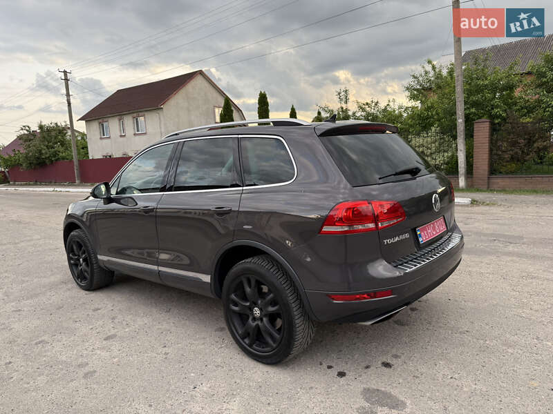 Позашляховик / Кросовер Volkswagen Touareg 2012 в Камені-Каширському