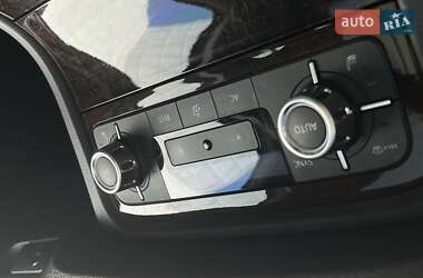 Внедорожник / Кроссовер Volkswagen Touareg 2012 в 