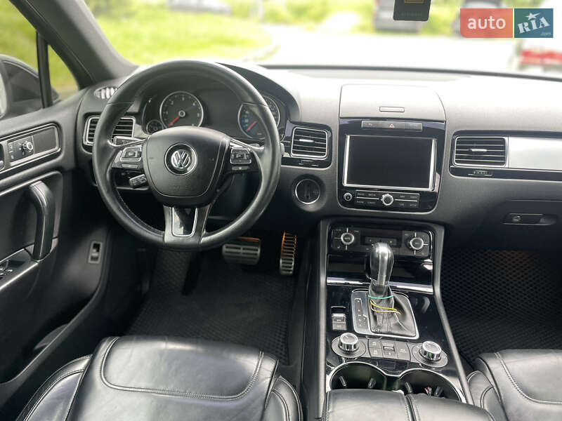 Внедорожник / Кроссовер Volkswagen Touareg 2012 в Львове