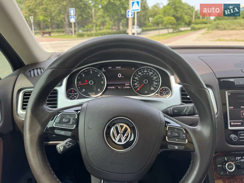 Позашляховик / Кросовер Volkswagen Touareg 2012 в Запоріжжі