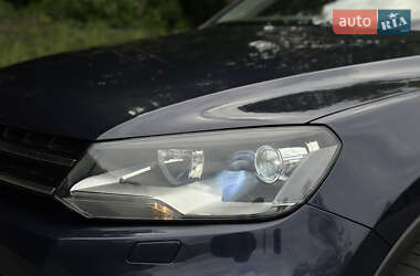 Позашляховик / Кросовер Volkswagen Touareg 2012 в 