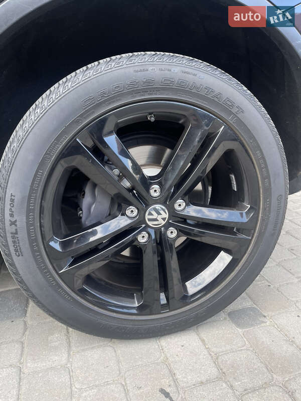 Позашляховик / Кросовер Volkswagen Touareg 2015 в Дніпрі