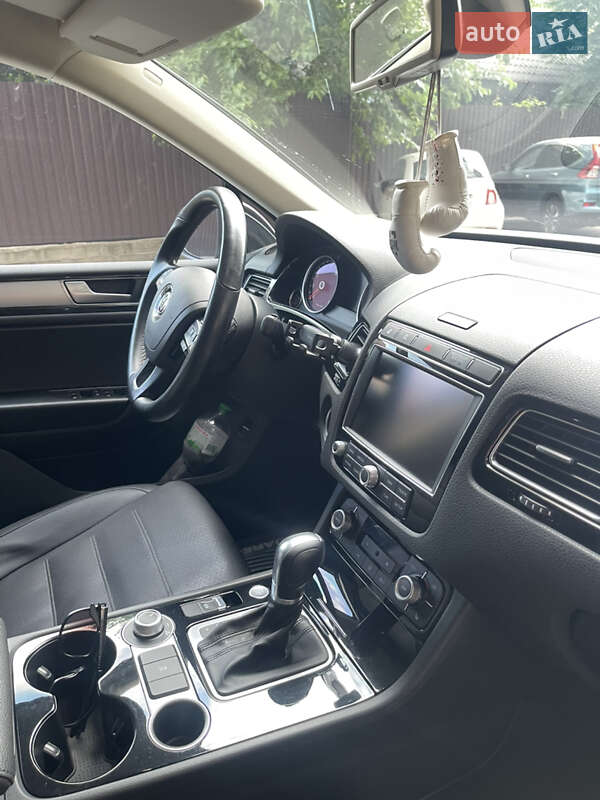 Позашляховик / Кросовер Volkswagen Touareg 2015 в Дніпрі