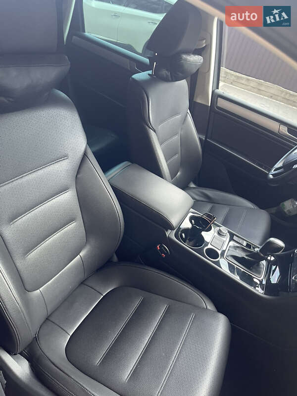 Позашляховик / Кросовер Volkswagen Touareg 2015 в Дніпрі