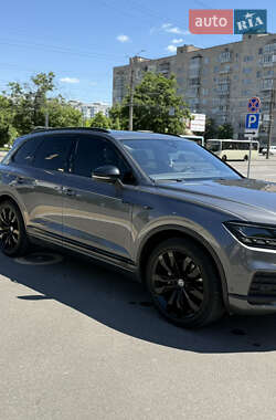Внедорожник / Кроссовер Volkswagen Touareg 2018 в 