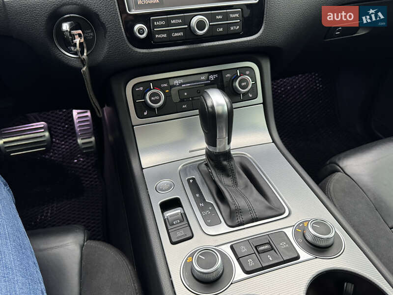 Позашляховик / Кросовер Volkswagen Touareg 2015 в Житомирі