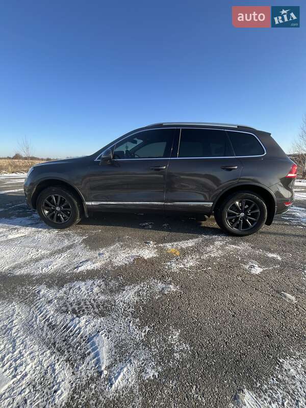 Внедорожник / Кроссовер Volkswagen Touareg 2011 в 