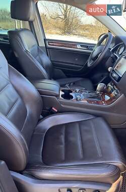 Внедорожник / Кроссовер Volkswagen Touareg 2011 в 