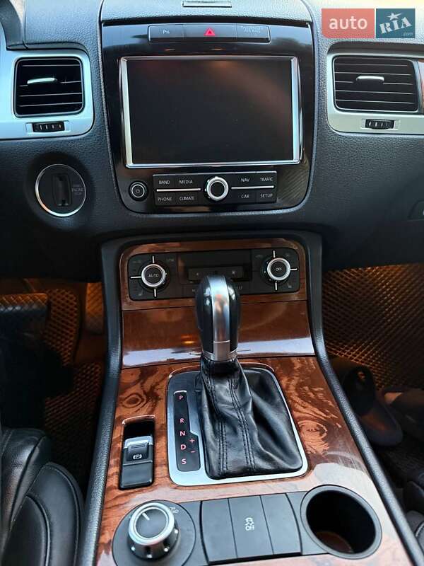 Внедорожник / Кроссовер Volkswagen Touareg 2011 в Василькове