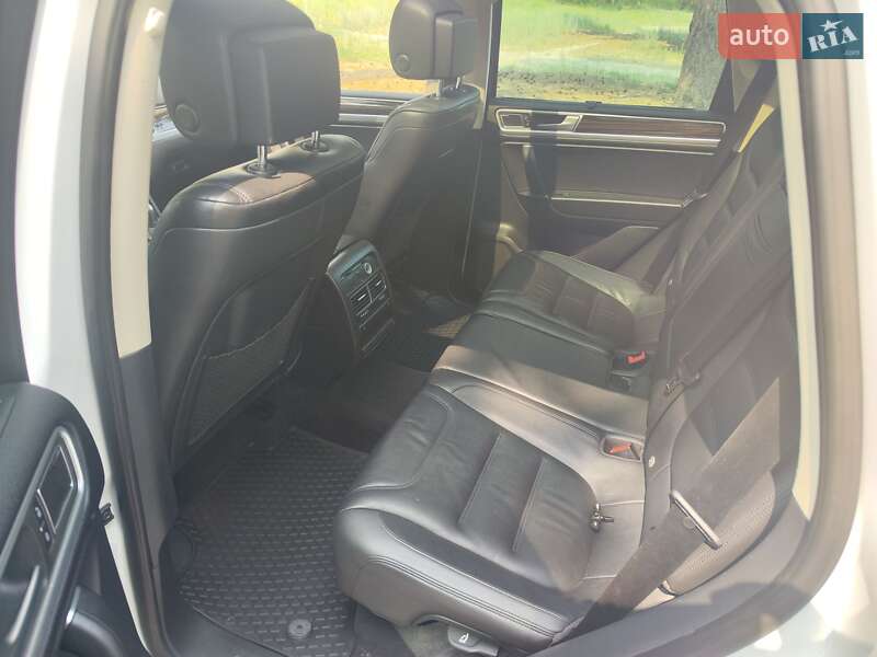 Внедорожник / Кроссовер Volkswagen Touareg 2014 в Днепре