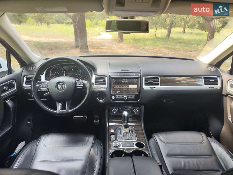 Внедорожник / Кроссовер Volkswagen Touareg 2014 в Днепре