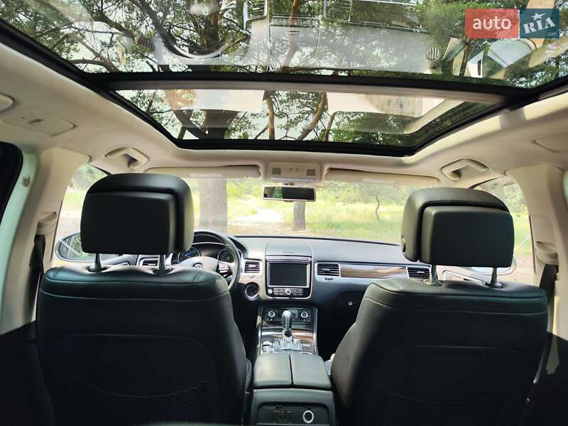 Внедорожник / Кроссовер Volkswagen Touareg 2014 в Днепре