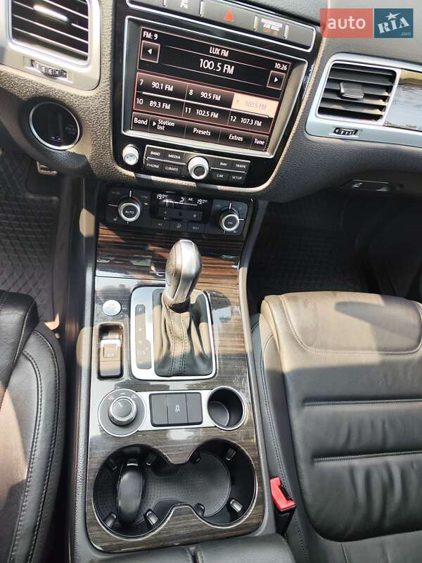 Внедорожник / Кроссовер Volkswagen Touareg 2014 в Днепре