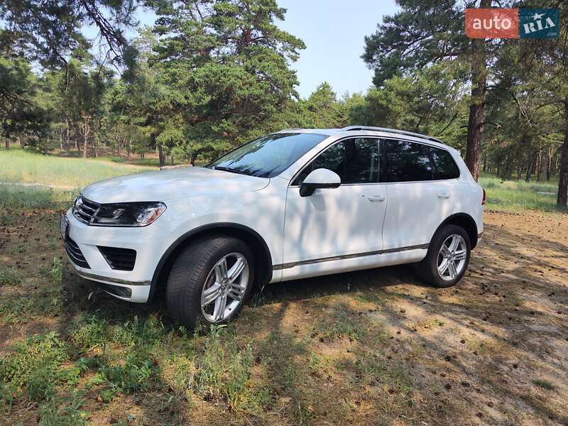 Внедорожник / Кроссовер Volkswagen Touareg 2014 в Днепре