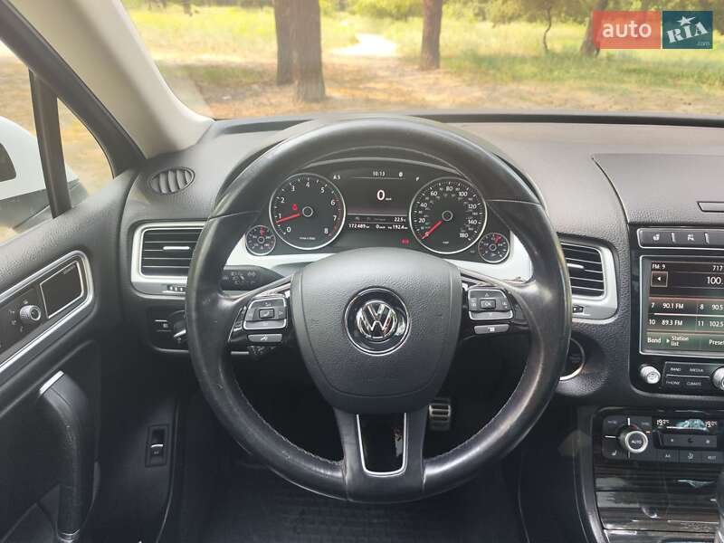 Внедорожник / Кроссовер Volkswagen Touareg 2014 в Днепре