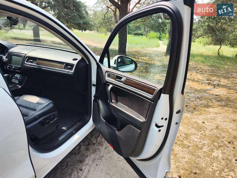 Внедорожник / Кроссовер Volkswagen Touareg 2014 в Днепре