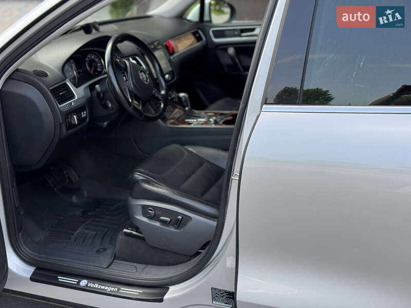 Внедорожник / Кроссовер Volkswagen Touareg 2010 в Чернигове