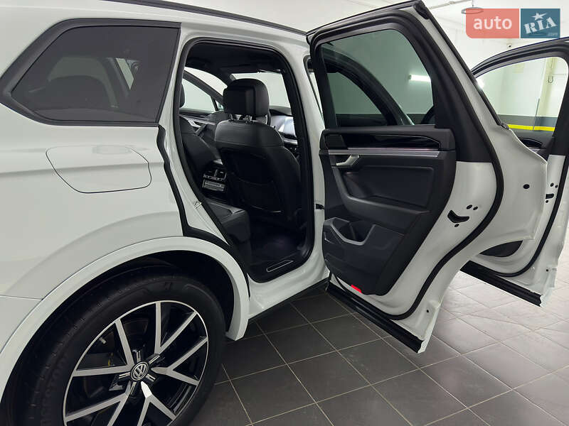 Внедорожник / Кроссовер Volkswagen Touareg 2021 в Казатине