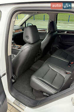 Внедорожник / Кроссовер Volkswagen Touareg 2013 в 