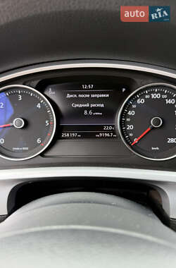 Внедорожник / Кроссовер Volkswagen Touareg 2013 в 