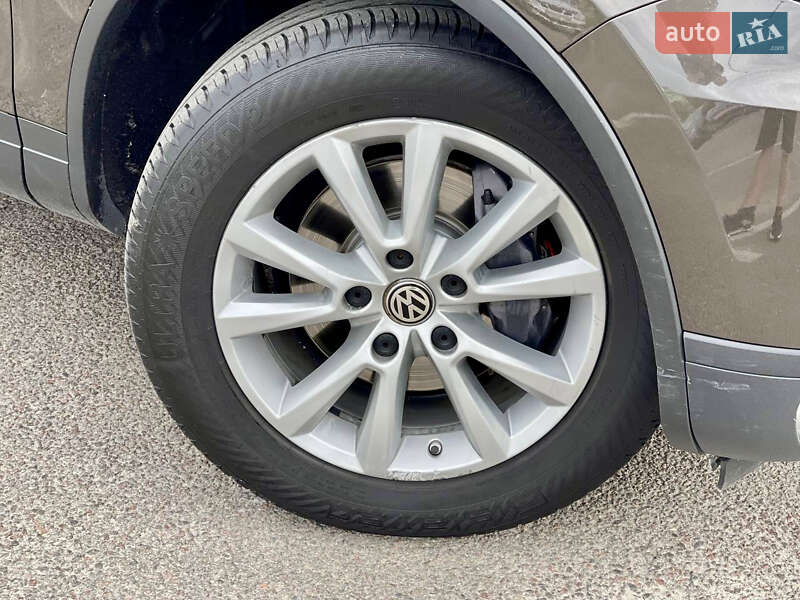 Позашляховик / Кросовер Volkswagen Touareg 2016 в Львові