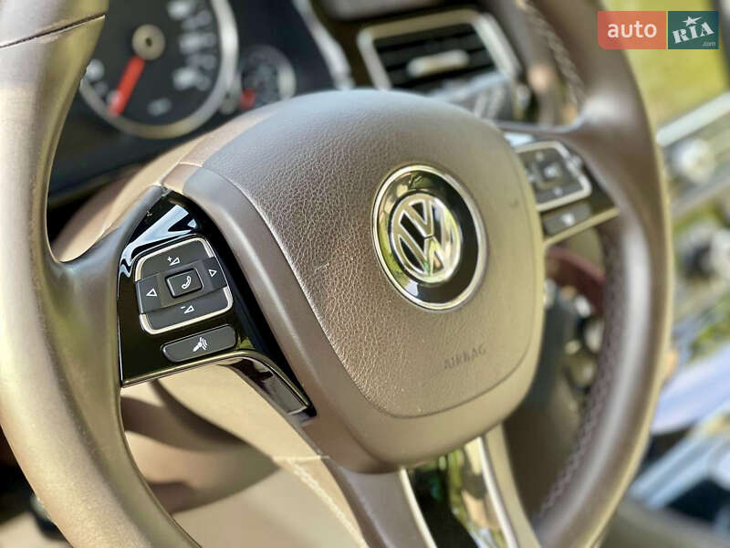 Позашляховик / Кросовер Volkswagen Touareg 2016 в Львові