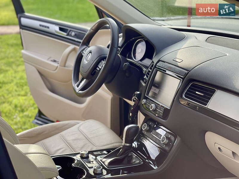 Позашляховик / Кросовер Volkswagen Touareg 2016 в Львові