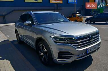 Позашляховик / Кросовер Volkswagen Touareg 2020 в Києві