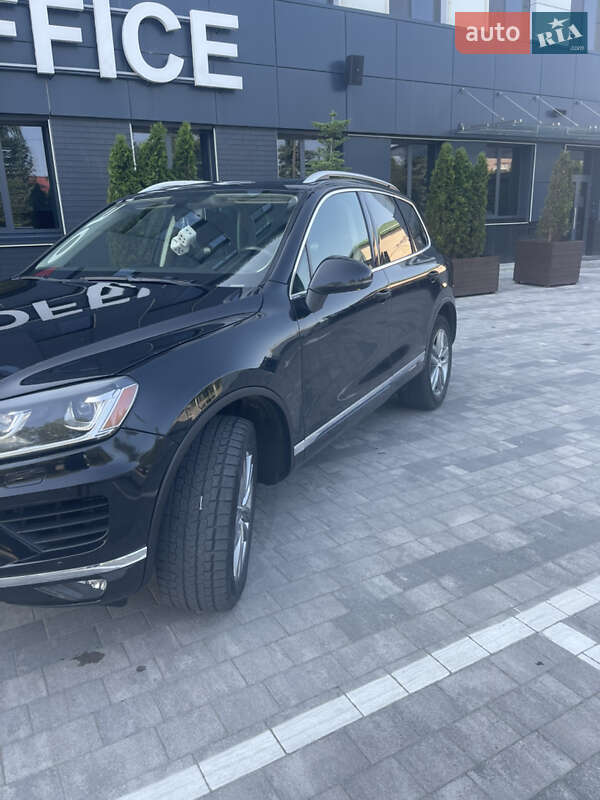 Внедорожник / Кроссовер Volkswagen Touareg 2014 в Городке
