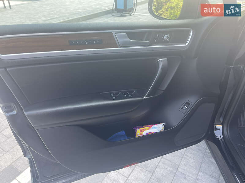 Внедорожник / Кроссовер Volkswagen Touareg 2014 в Городке
