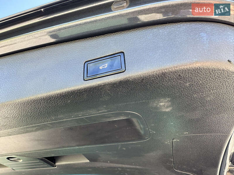 Внедорожник / Кроссовер Volkswagen Touareg 2012 в Луцке