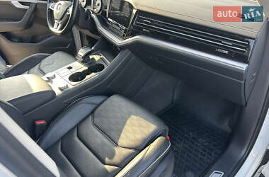 Внедорожник / Кроссовер Volkswagen Touareg 2019 в 