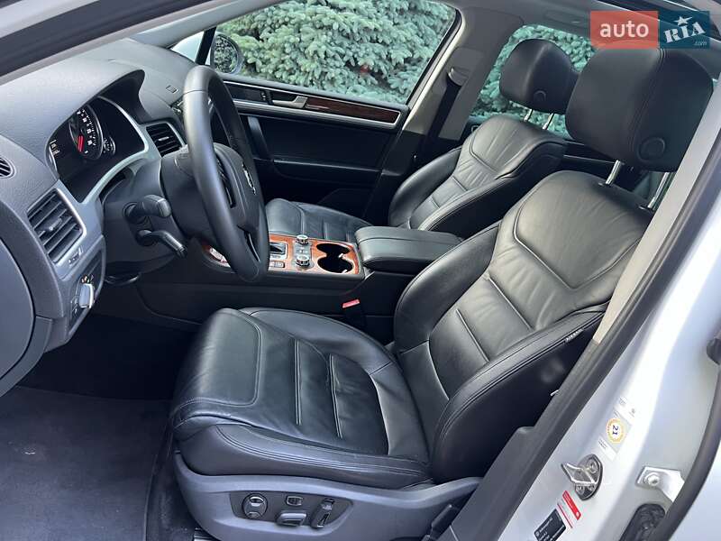 Внедорожник / Кроссовер Volkswagen Touareg 2014 в Киеве
