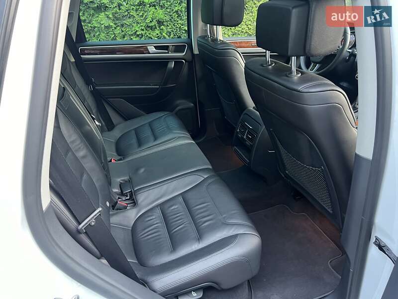 Внедорожник / Кроссовер Volkswagen Touareg 2014 в Киеве