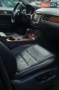 Внедорожник / Кроссовер Volkswagen Touareg 2010 в 